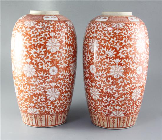 A pair of Chinese rouge-de-fer decorated ovoid vases, 19th century, height 38cm